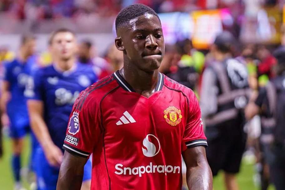 曼联青训杰出代表遭阿莫林弃用,球迷不满情绪升温